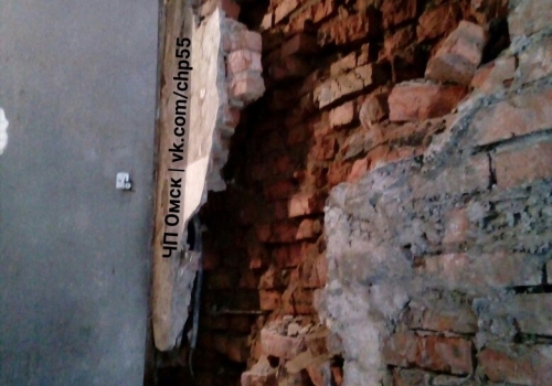 В Омске в подъезде трехэтажного дома обрушилась стена