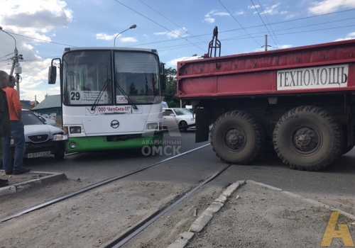 В Омске автобус, который буксировала техпомощь, врезался в легковушку