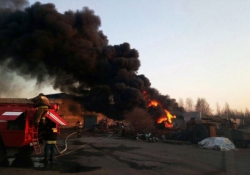 31 человек тушил производственный объект на севере Омска