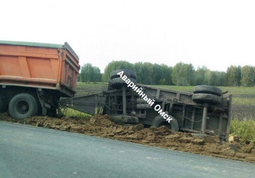 На севере Омской области опрокинулся КаМАЗ с зерном