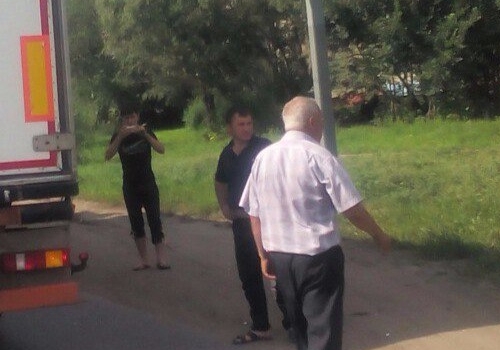 На трассе Тюмень – Омск мужчина выпрыгнул из легковушки под колеса фуры  
