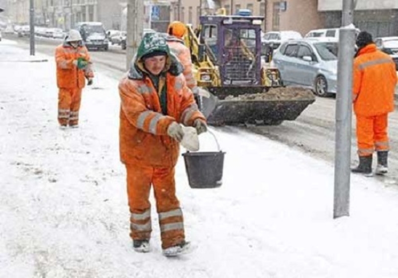 В уборке снега в Омске задействовано свыше 330 единиц специальной техники
