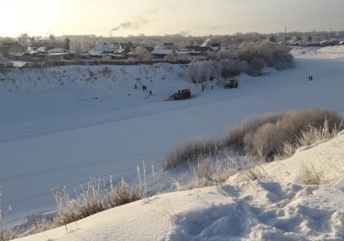 В Калачинске уже несколько дней «красуется» вмерзший в Омь «КамАЗ»
