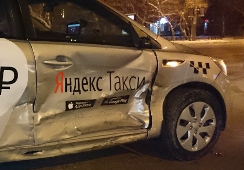 В Омске за день случилось пять ДТП с машинами «Яндекс-такси»