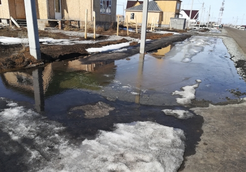 Жители Калачинска пожаловались на затопленные колодцы