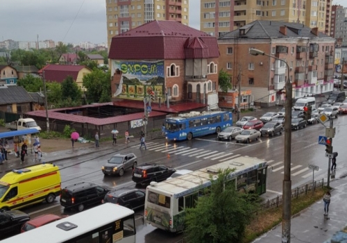В Омске на пешеходном переходе сбили семью
