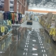 В омском гипермаркете покупатели «плавают» — весь магазин затопило