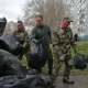 Хоценко и Шелест убирали мусор на омской улице Менделеева