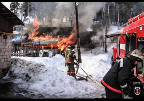 Почти 40 пожарных боролись с огнем в центре Омска