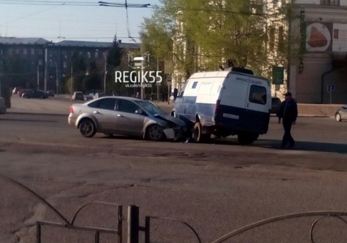 В центре Омска попал в аварию инкассаторский микроавтобус