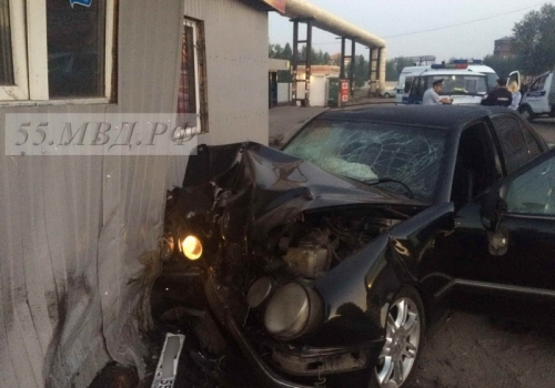 В Омске ночью Mercedes влетел в торговый павильон – водитель погиб на месте