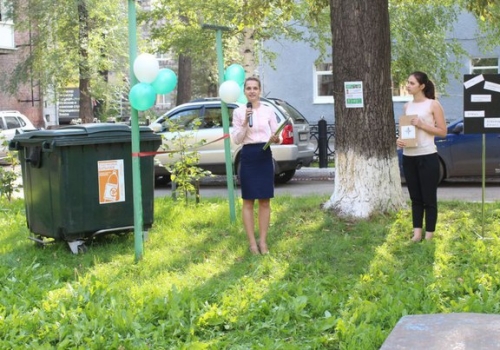 В Новокузнецке торжественно отпраздновали установку мусорного бака