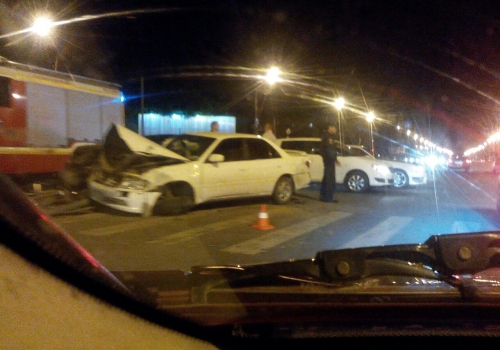 В центре Омска ночью на большой скорости столкнулись Audi и Toyota