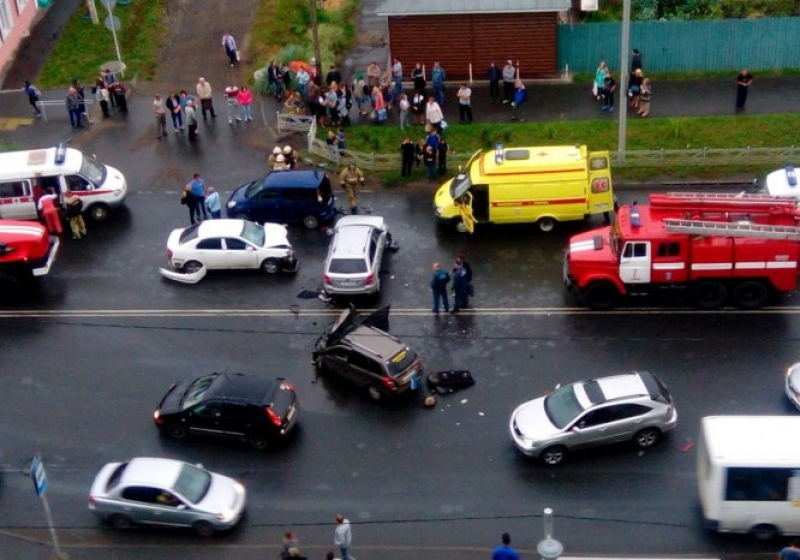 В Омске «Лада» на скорости протаранила стоящие на светофоре машины, есть пострадавшие