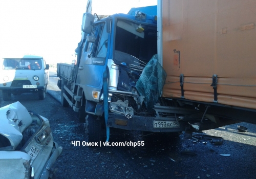 Японский самопогрузчик на трассе Тюмень-Омск разбился сам и превратил в утиль ВАЗ-2101