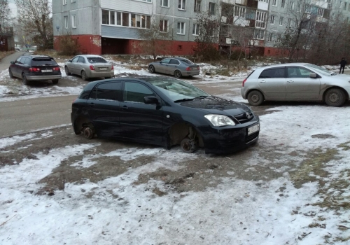 Ночью в Омске неизвестные оставили без колес несколько авто