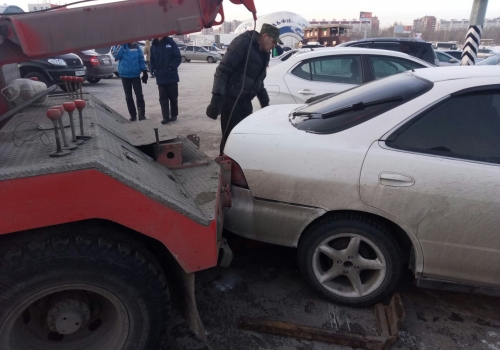 В Омске приехавший за машиной эвакуатор сам врезался в нее 