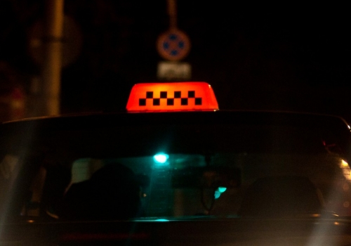 В Омске ночью таксист на дороге избавился от 4 пассажиров