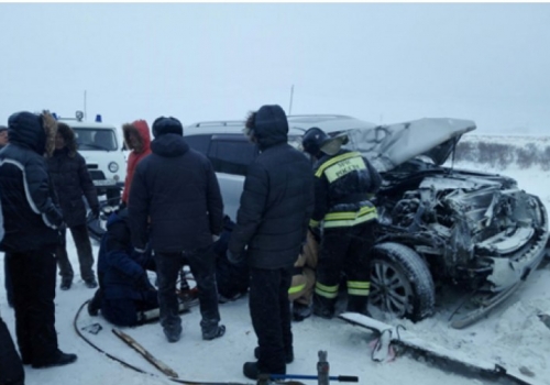 В Омской области крупная авария с несколькими авто: большегруз придавил иномарку