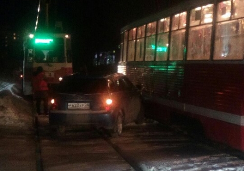 В Омске иномарка тормознула сразу два трамвая