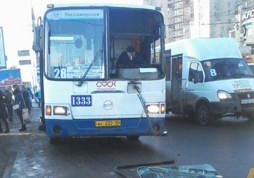 В Омске у автобуса вдруг выпало лобовое стекло