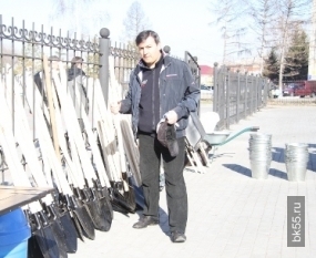 Чиновники отпраздновали юбилей главного омского единоросса Артемова на улице