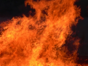 В результате возгорания торгового павильона в Омске погиб человек