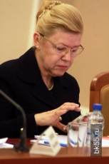 Мизулина в Омске показала свой «запрещенный» iPhone 