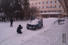 В Таре упавший с крыши снег чуть не раздавил машину полиции 