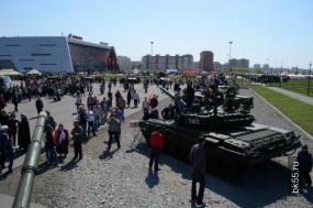 В Омске поглазеть на настоящие танки пришли святые отцы и дети