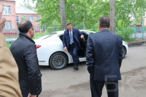 На последний звонок мэр Омска Двораковский приехал на служебном «KIA» 