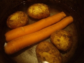 В Омске за месяц подорожали картофель и морковь 
