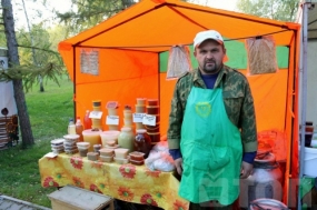 Гостей омского фестиваля урожая «Бабье лето» угощает медом Назаров