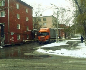 В Омске грузовик задел трубы, и двор затопило горячей водой