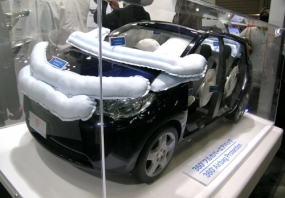 Toyota представит машину с подушками безопасности для пешеходов