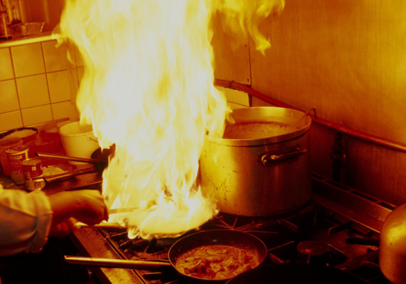 Загорелось масло на сковороде. Горящая сковорода. Сковородка горит. Кастрюля на огне. Горящее масло.
