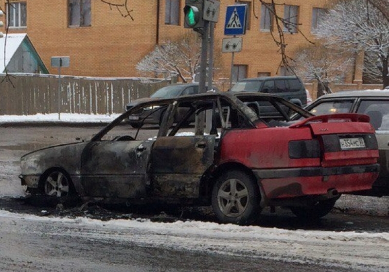 Благодарный машины. Взорванные машины на дороге. ЧП Омск сегодня горящая машина. На трассе Тюмень Омск сгорела машина.