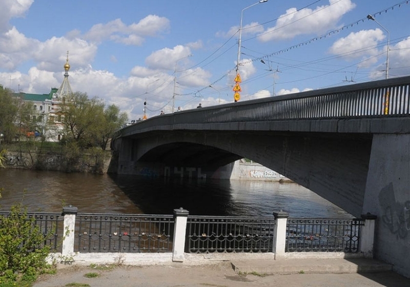 Памятные мосты. Юбилейный мост Омск. Комсомольский мост Омск. Памятный мост. Юбилейный мост в Омске ночью.