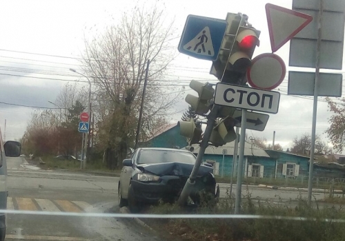 Сегодня в Омске легковушка врезалась в светофор