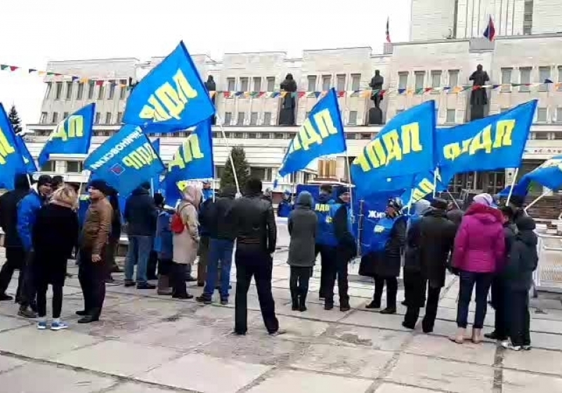 Лдпр запрет мигрантов проголосовать. Традиционные митинги ЛДПР. Запрет ЛДПР. Женское движение ЛДПР. Черный флаг ЛДПР.