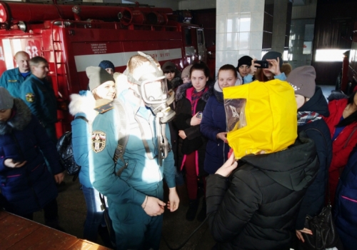 Омские пожарные рассказали о своей службе студентам