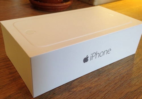 IPhone и пустота: омичу за 90 тысяч продали коробку из-под «яблочного» смартфона