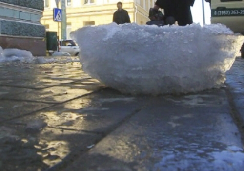 Омича, проходившего в центре города, серьезно ранило упавшей ледяной глыбой