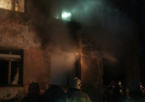 В Омске возле пороховых складов горел дом, в котором находились люди
