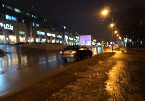 Девушка на Mercedes у «Каскада» сбила парня на пешеходном переходе
