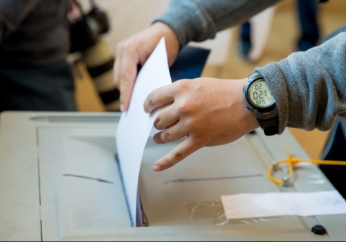 В Омской области теперь не требуется наличие прописки для участия в голосовании