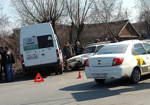 Вчера в Омске такси подбило маршрутку на полном ходу