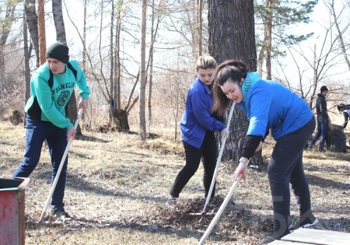 «Физический труд облагораживает душу»: в Омске молодежный субботник собрал не только молодежь