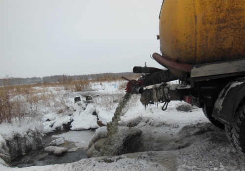 Вблизи Усть-Заостровки Омского района кто-то повадился сливать жидкие отходы