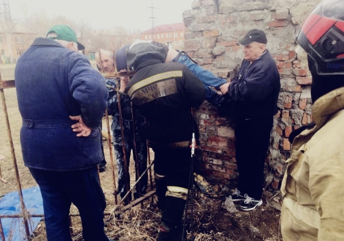 В Омске школьник перелазил через забор и проткнул насквозь живот